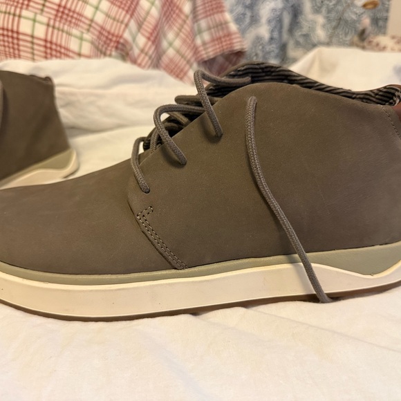 NWOT.   Olukai Papaku Mens leather chukka boots.  Size 12 - Picture 3 of 11